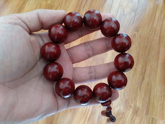 小叶紫檀表面棕眼会盘出金星,小叶紫檀只有棕眼没有金星