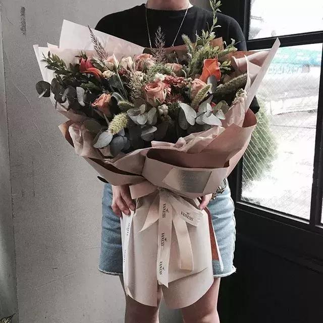 不同颜色玫瑰代表的花语,情人节送自己的玫瑰花语