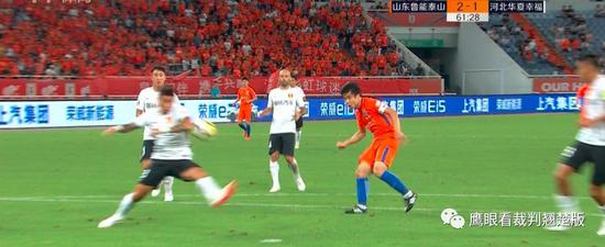 世界杯var裁判介入视频点球,var介入球点球
