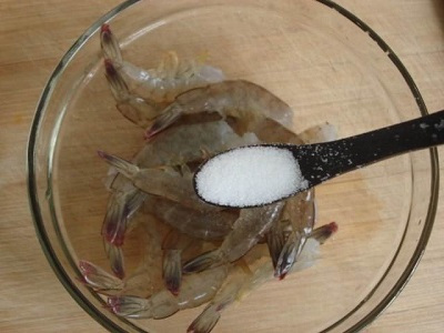 冷冻虾刺破手指怎么处理,海虾被刺破了怎么处理