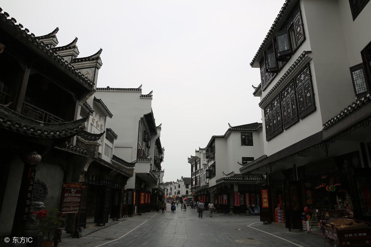 一个怪老头喝醉后，竟然吐出来人头发和指甲