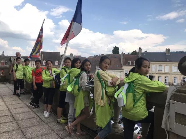 红遍整个欧坦市的草小西区学子，了解一下