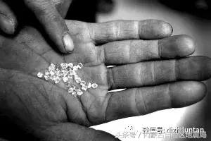 锆石替钻戒,可惜岳父是搞地质的……
