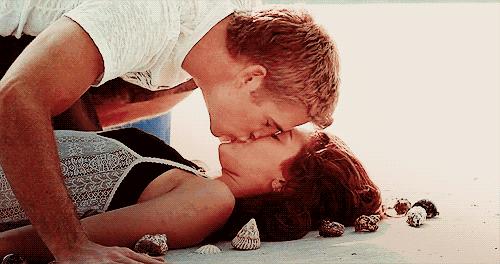 22岁网红被男友割喉：步步惊心的爱是怎么养成的？