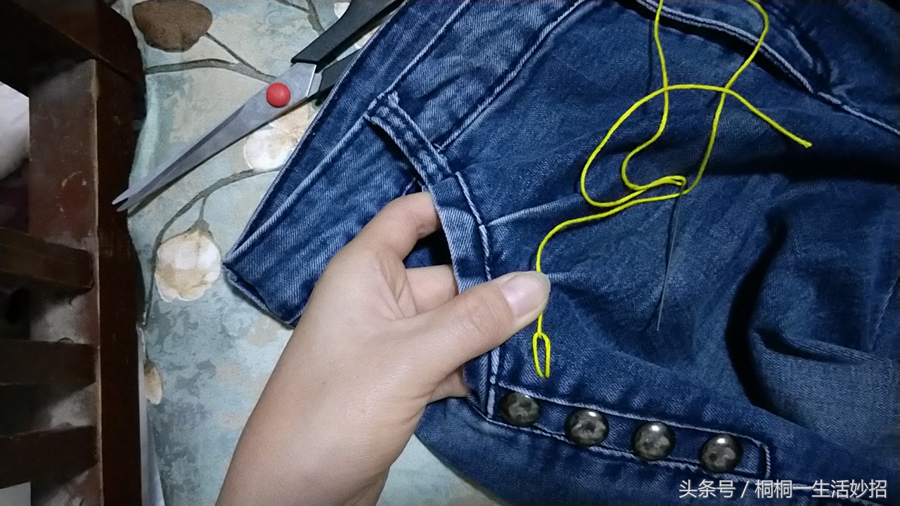 牛仔裤裤兜总往外翻是什么原因,裤兜外翻太尴尬教你一招搞定