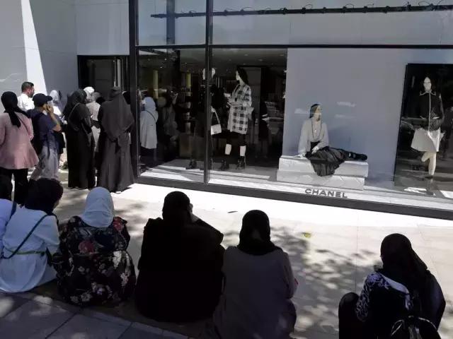 中国代购在日本买香奈儿香水,中国代购到国外的化妆品