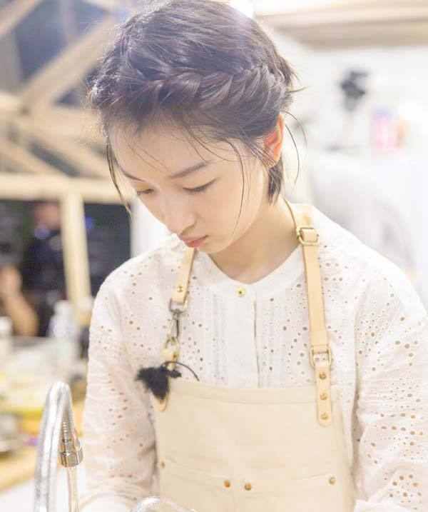 隐藏了8年的秘密,周冬雨家庭背景大曝光,实情竟令人难以置信!