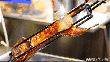 兔头一年卖100万只兔,一天卖200只的兔子