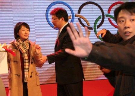 他曾是央视当红的一名主持人,他曾是央视主持人