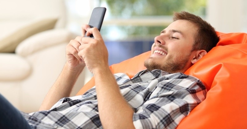 老公回家抱着手机连说句话都累,老公回家就抱手机玩