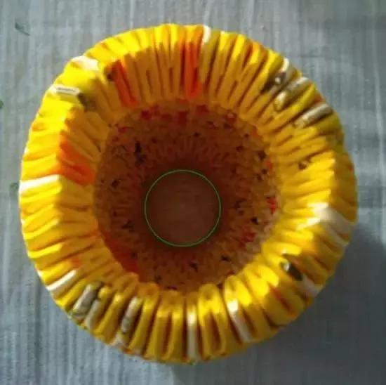 用废旧物品做菠萝笔筒怎么做,自制折纸菠萝笔筒