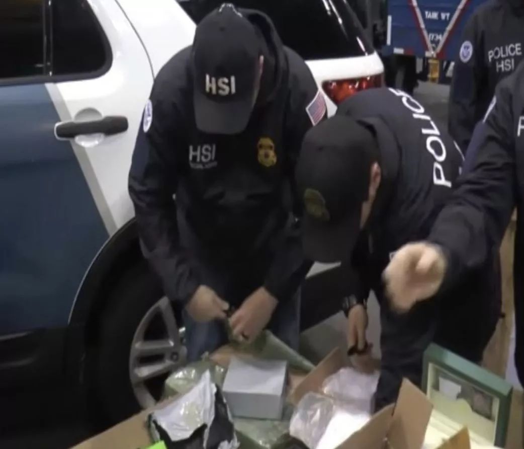 触目惊心!你去美国买的包包可能是假的!香奈儿香水是动物尿液做成的!纽约破获4.5亿美元假货案,从中国*私走**在美国正规门店卖……