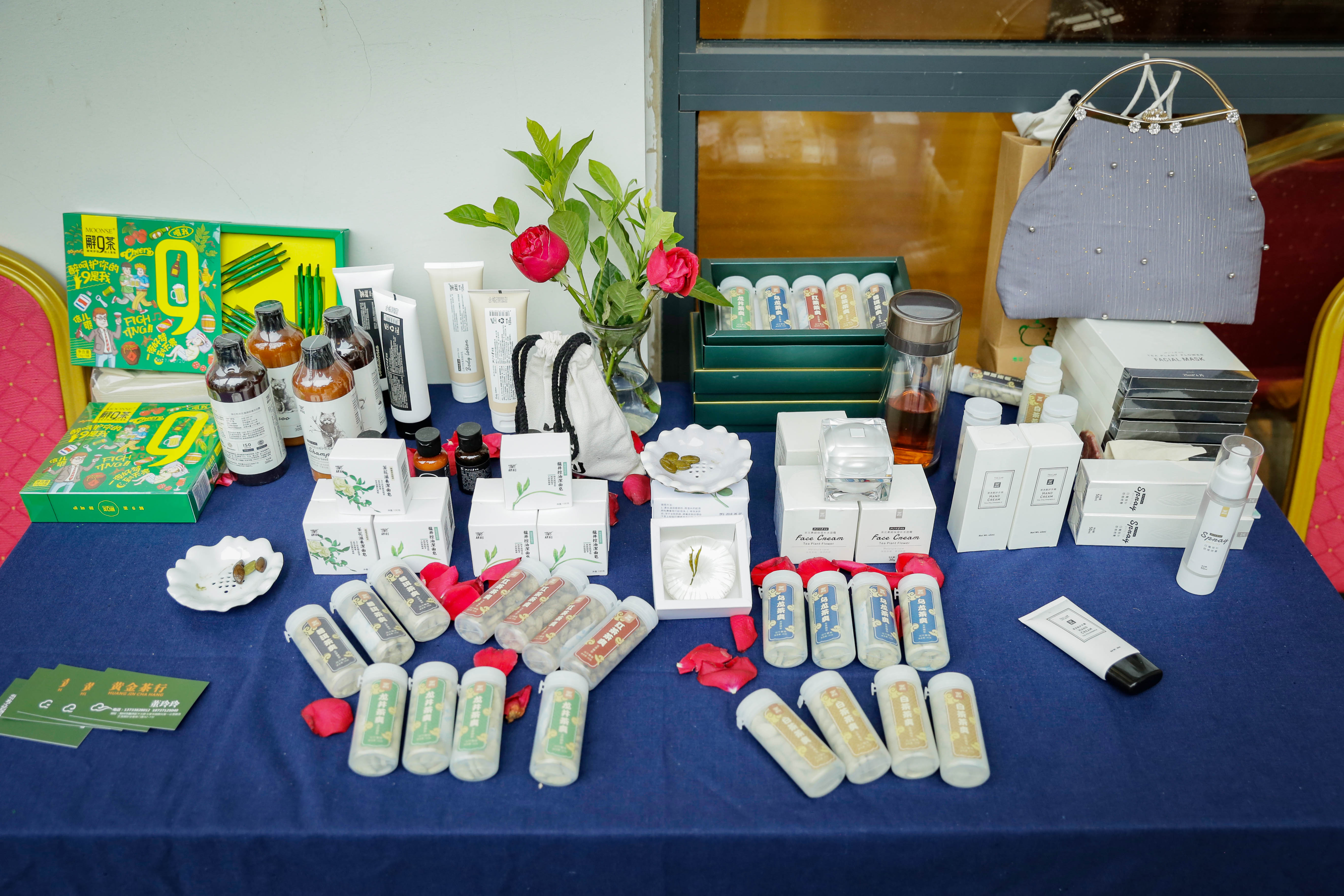 当代年轻人品茶抚琴焚香听雨对弈,青年茶生活