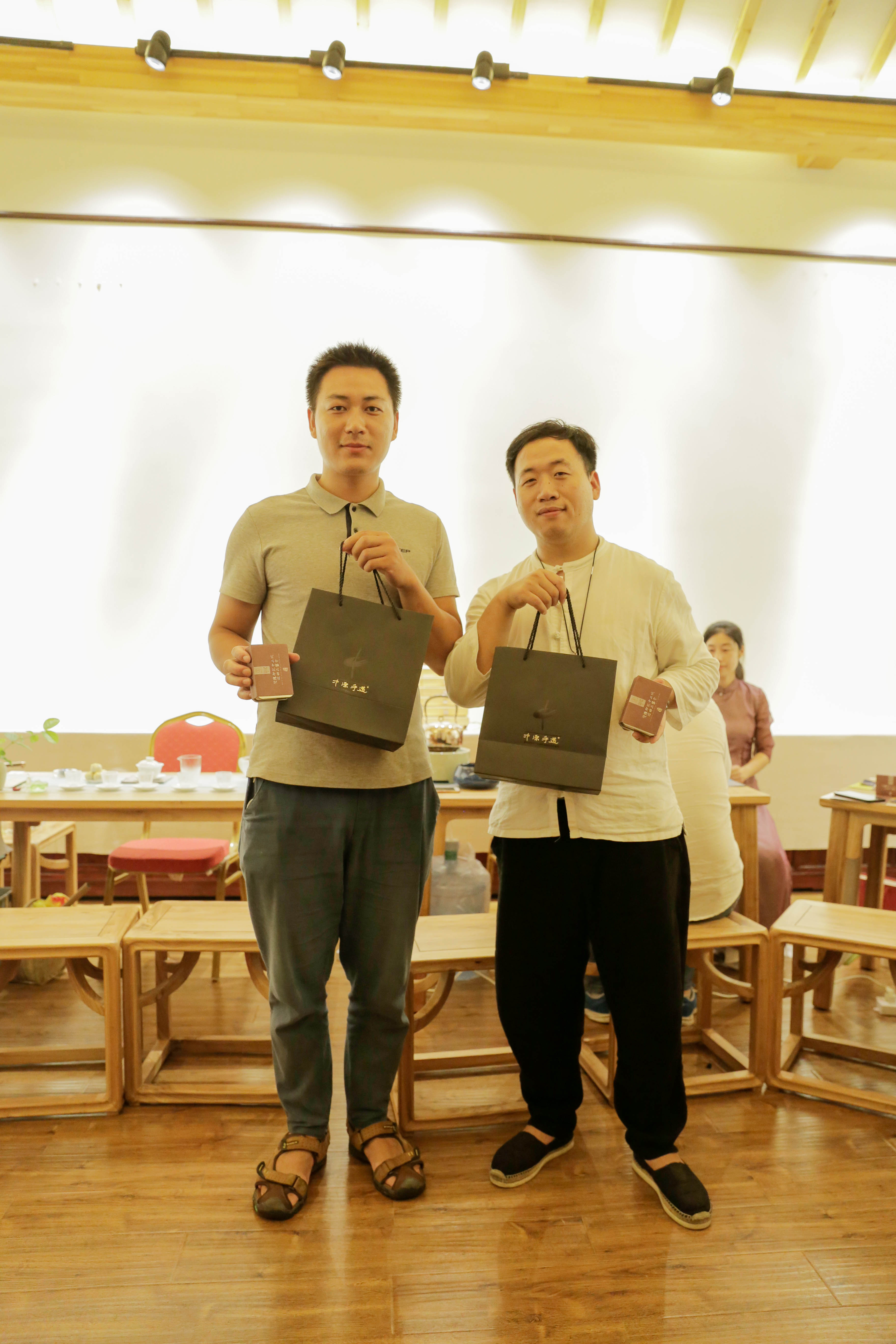 当代年轻人品茶抚琴焚香听雨对弈,青年茶生活