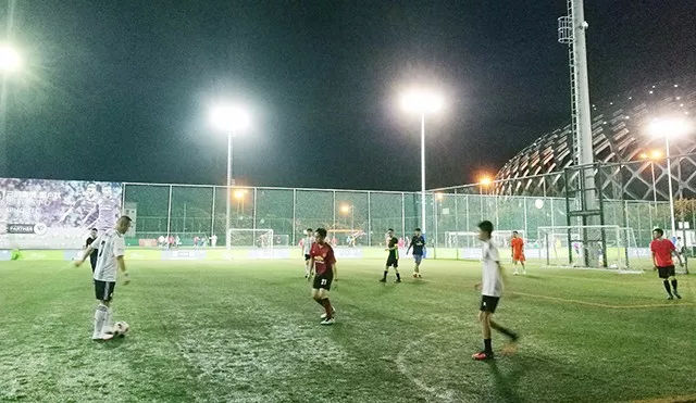 顽强拼搏，坚持到底——学威国际商学院第三届足球友谊赛拉开帷幕