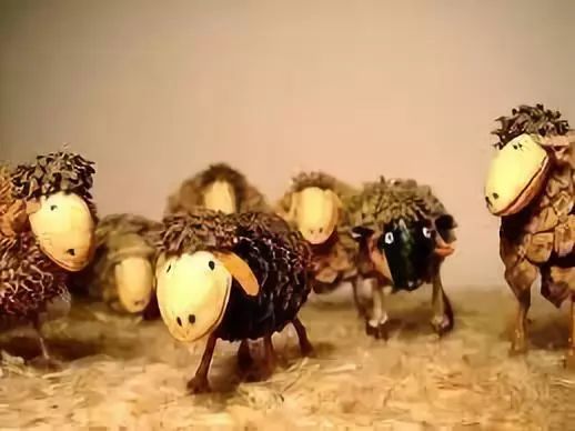 用松塔做的创意吊饰,松塔加树枝创意手工吊饰