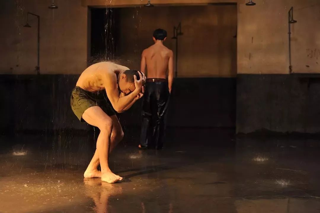 中国摇滚“教父”拍了这片,拿下一圈国际大奖,回国却惨败给票房