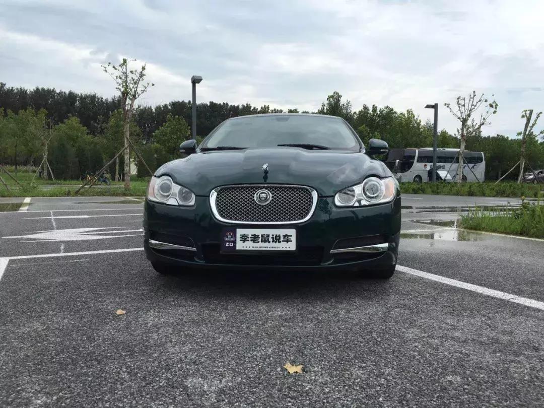 花16万尽显英伦风范，停车姑娘围着转，开起来一年少6万