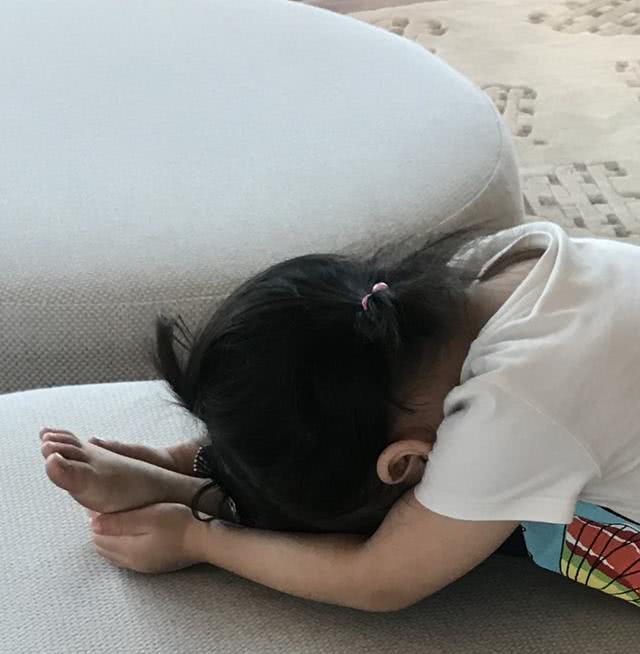 章子怡孩子长大后的样子,章子怡晒小女儿滑雪照