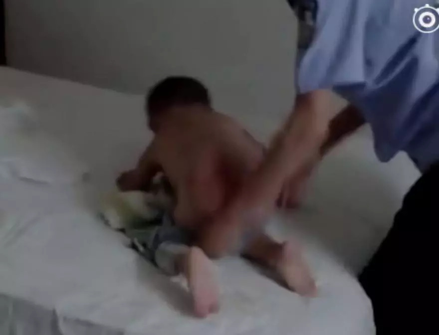 惨不忍睹！嘴巴里灌开水、眼眶周围都是血……男童走失被邻村人虐待