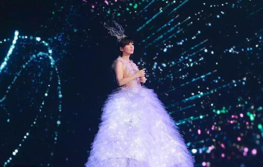 周慧敏20到51岁女神也老了,周慧敏51岁还是很年轻