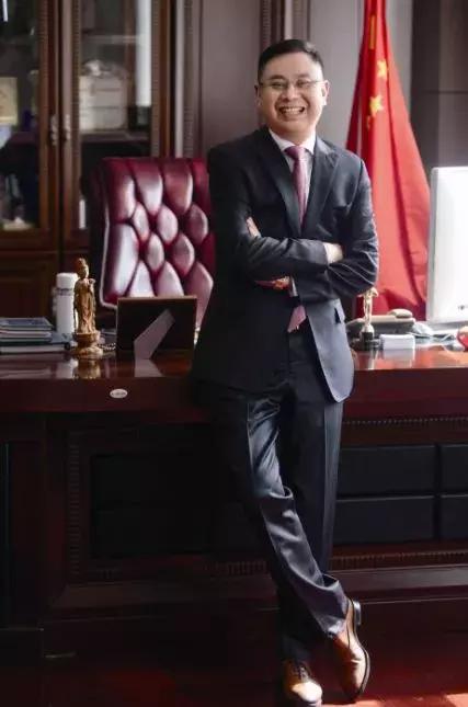 穷小伙19岁蹬三轮摆路边摊，现在做这门生意年销40亿！