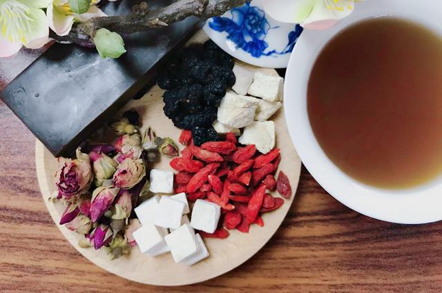 经期推迟长痘痘怎么调理,月经毛孔粗大是怎么回事