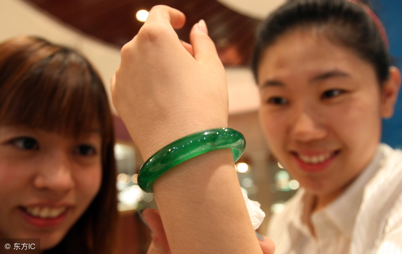 出去旅游千万别买东西,去景区买翡翠注意事项