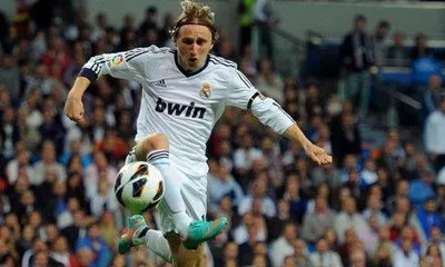 业余足球八人制怎么踢,足球该怎么踢基础思路