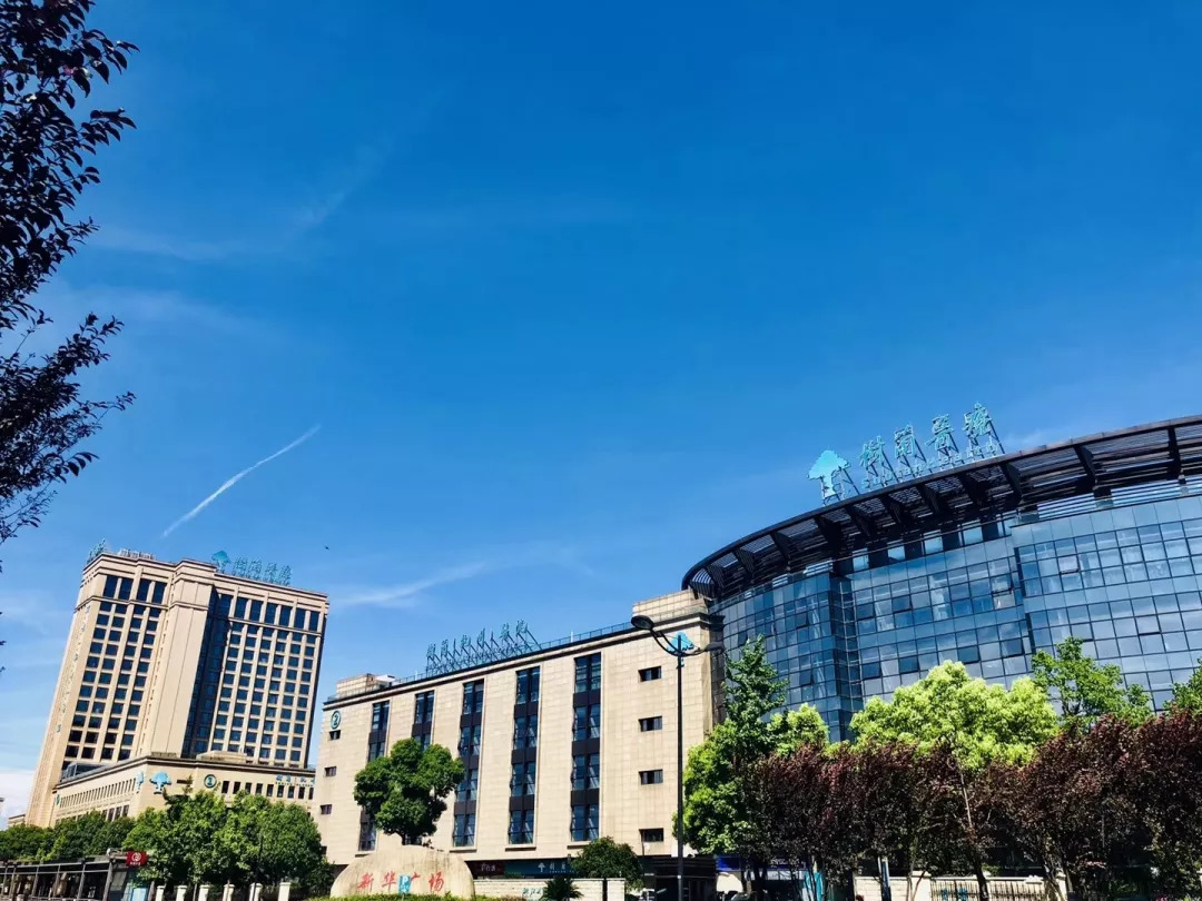 女儿捐献的粪便移植到妈妈的肠道内，十多年的便秘终于排通畅了！