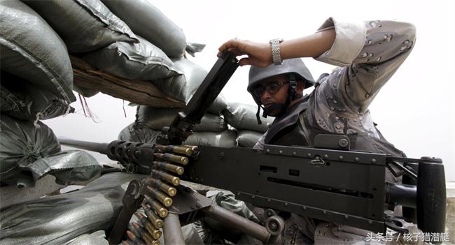 一声巨响，胡赛武装快艇被打爆，沙特石油港口差点被炸毁