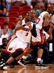 进攻时如何创造投篮空间,进攻中运用无球跑动创造1v1的能力