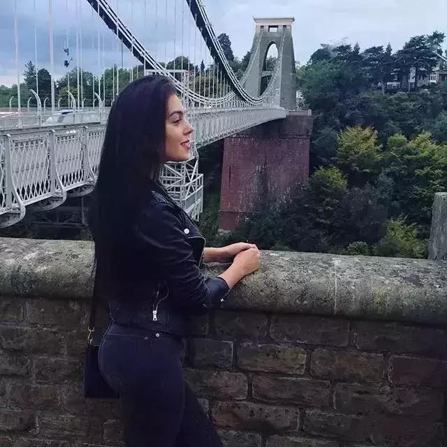 她用蜜桃臀彻底征服C罗，这个亿万少女的情敌竟是个灰姑娘？！