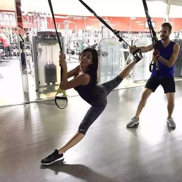 她用蜜桃臀彻底征服C罗，这个亿万少女的情敌竟是个灰姑娘？！