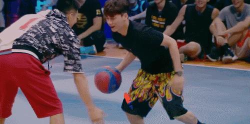 为什么李易峰话题度那么高,李易峰和粉丝相爱相杀的瞬间