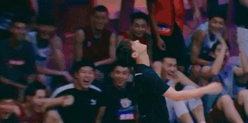 为什么李易峰话题度那么高,李易峰和粉丝相爱相杀的瞬间