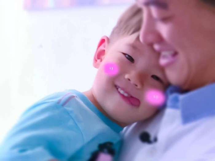 霍思燕带嗯哼看足球比赛,霍思燕嗯哼礼仪完整版