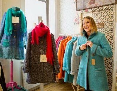 女生在商场里试衣服,为什么在服装店试衣服特别好看