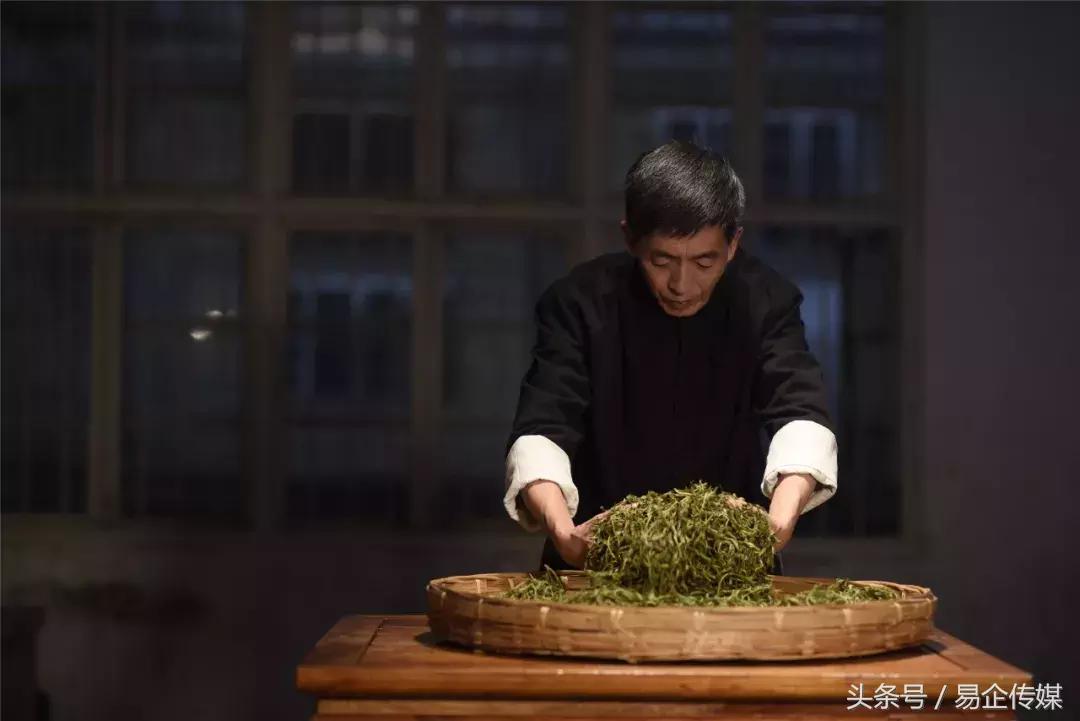 龙润茶技术总工卫宗成荣获“普洱茶传承工艺大师”称号