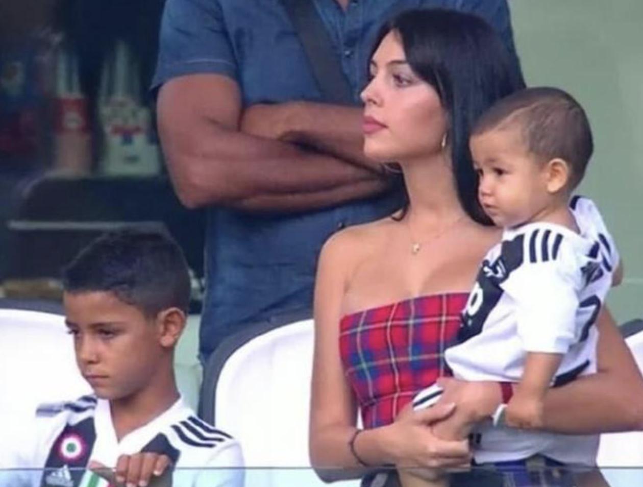 乔治娜晒与c罗和家人度假照,乔治娜晒c罗度假