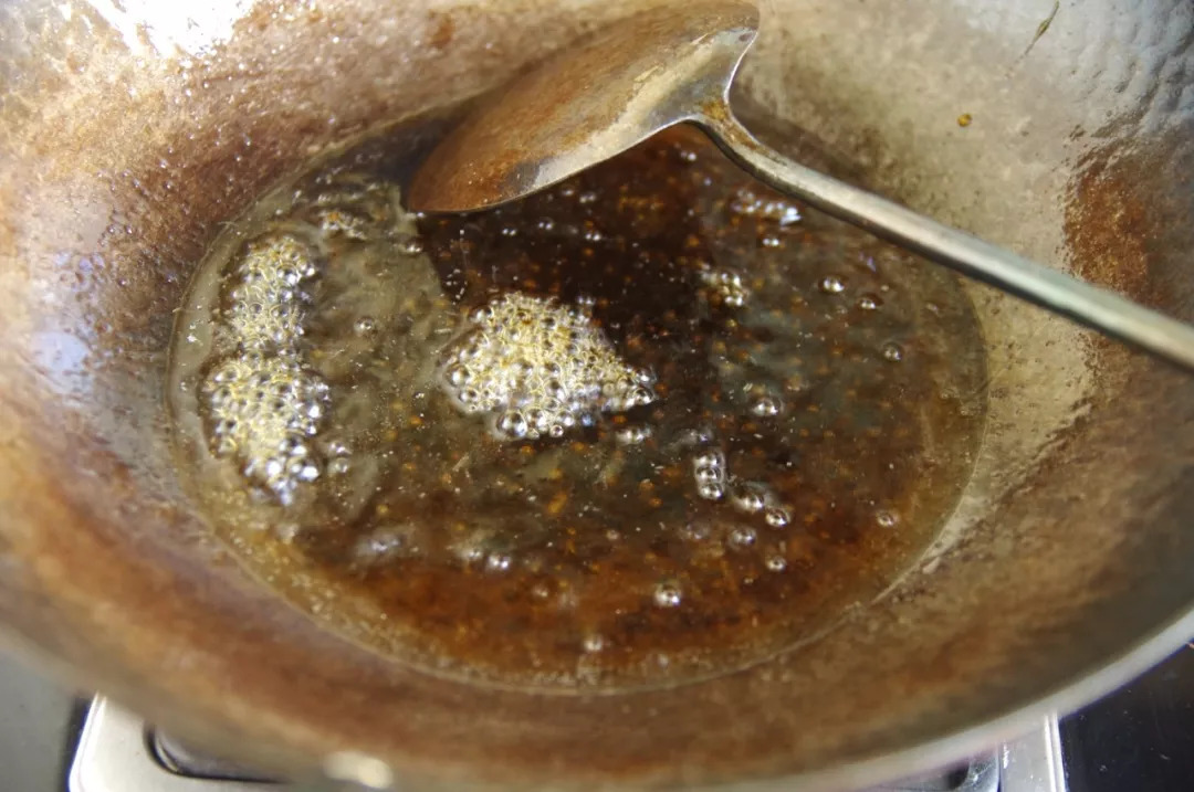 我们家的大猪蹄子，先烧再炖后烤，软而不烂，吃起来解恨又解馋！