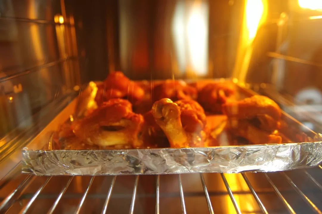 我们家的大猪蹄子，先烧再炖后烤，软而不烂，吃起来解恨又解馋！