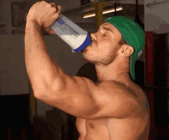 健身喝蛋白粉多久才能练出肌肉,长期锻炼吃蛋白粉后停止会怎么样