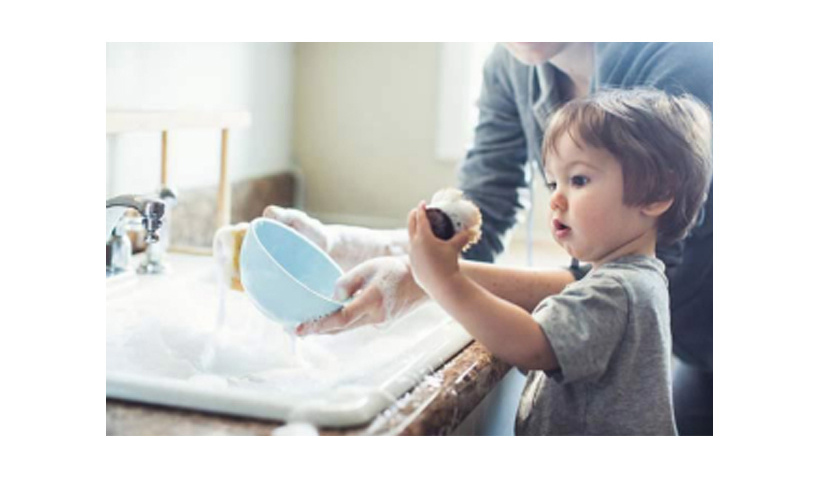 妈妈教小孩做家务很厉害,父母教孩子们做家务视频英语