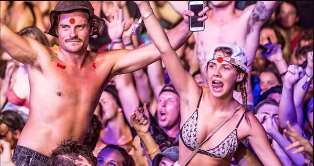 「影集」欧盟：世界上没有免费的照片，伊朗女摄影师为拍摄足球比赛爬上屋顶