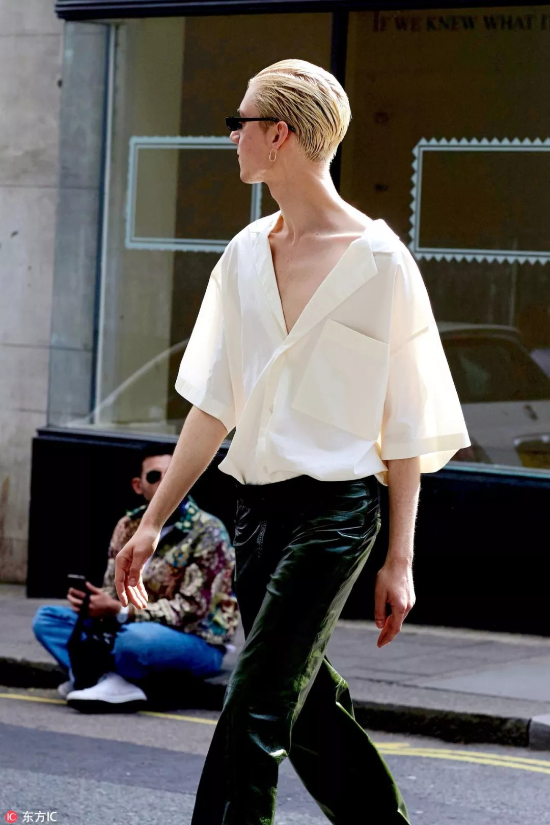 衬衣是秋季必不可少的百搭神器,夏秋交替时尚衬衫