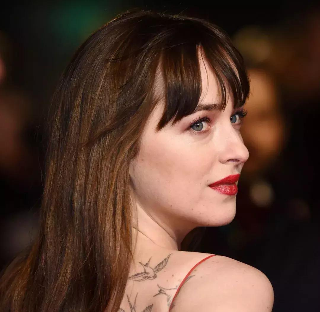 除了发量,最暴露年龄的可能是这两道纹