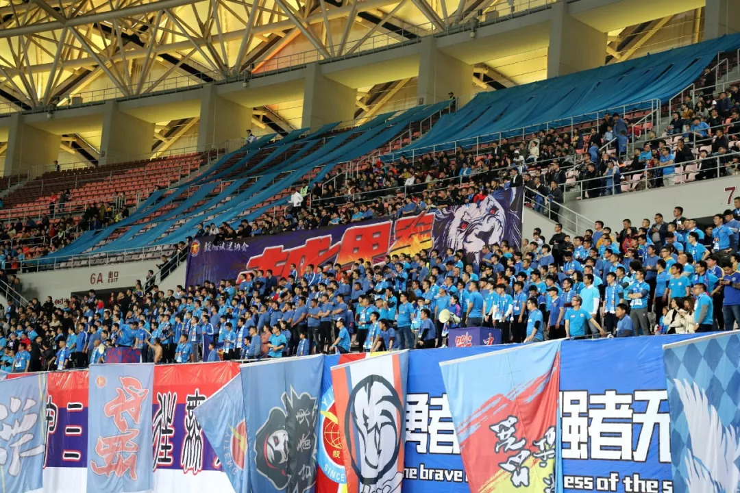 喜欢足球的女球迷,为什么女孩子更喜欢足球