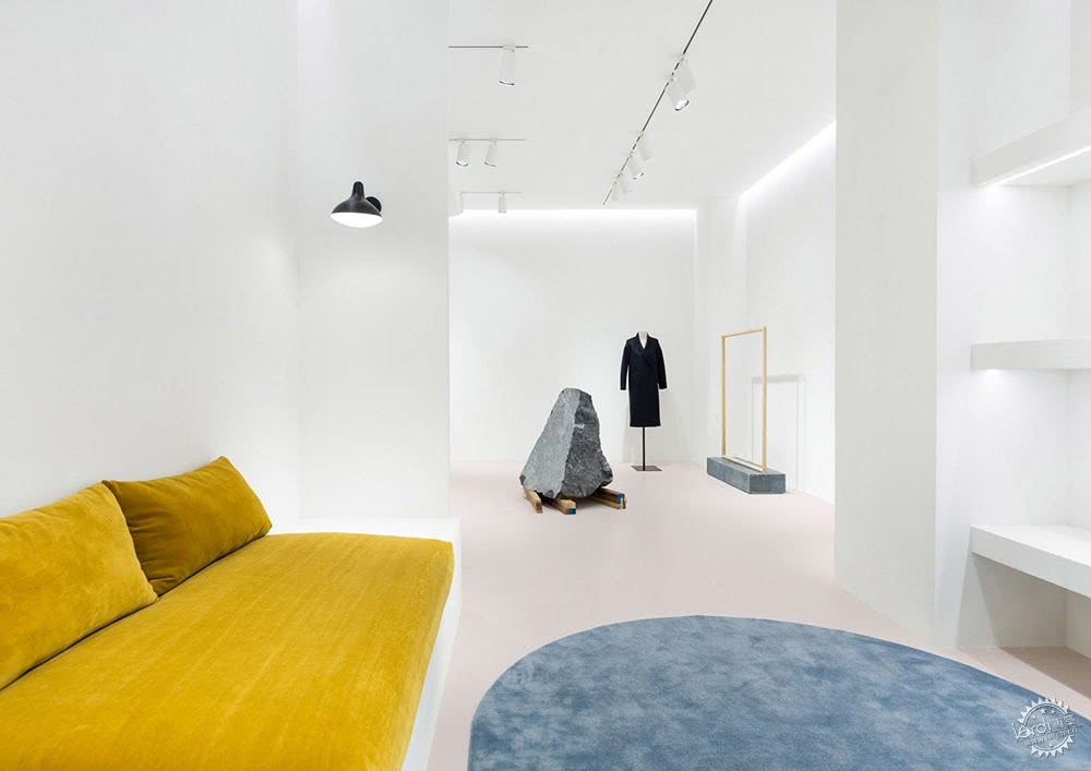 商场里高级感女装店铺装修,服装店最时髦装修