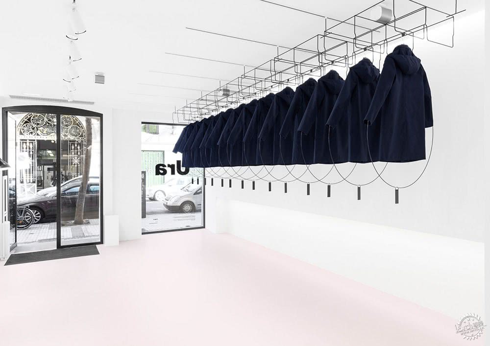 商场里高级感女装店铺装修,服装店最时髦装修